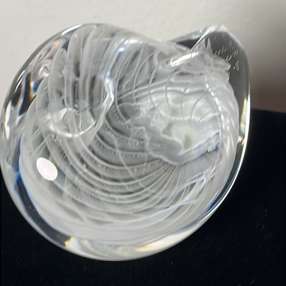 Marcolin Sweden White Swirl Glass Conch Shell Paperweight 14/76 Signed - Picture 6 of 7